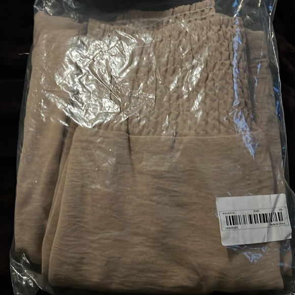 Casual high-waisted wide-leg pants in khaki. - Picture 2 of 2